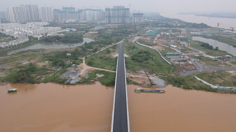 Đường nối với cầu Long Đại hướng từ phường Long Bình qua phường Long Phước vào trong khu vực này là hàng loạt nhà cao tầng, chung cư có nhiều người dân đang sinh sống và làm việc. Đường nối với cầu Long Đại hướng từ phường Long Bình qua phường Long Phước vào trong khu vực này là hàng loạt nhà cao tầng, chung cư có nhiều người dân đang sinh sống và làm việc.