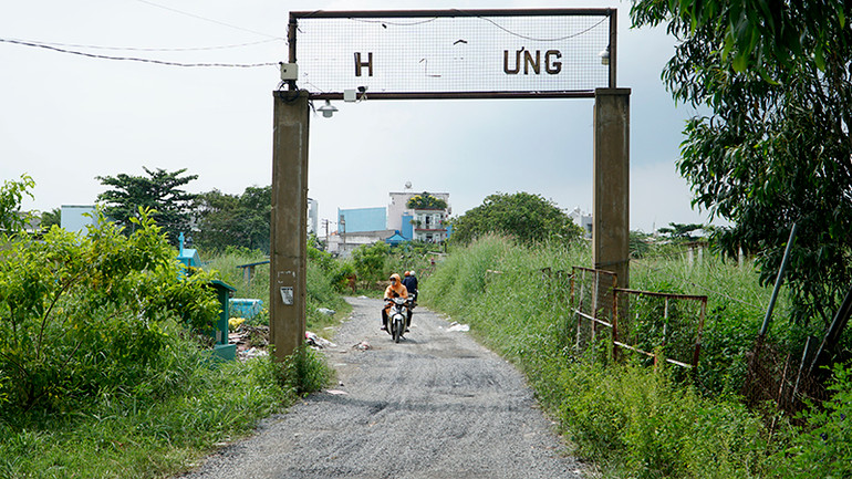 Tại lối vào nghĩa trang nằm trên đường Bình Long, những chữ cái gắn trên cổng đã bị rơi rụng, không thể đọc được nội dung. Tại lối vào nghĩa trang nằm trên đường Bình Long, những chữ cái gắn trên cổng đã bị rơi rụng, không thể đọc được nội dung.