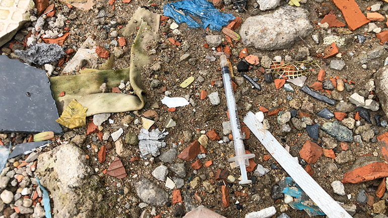 Người dân sinh sống nơi đây cho hay, nghĩa trang này rất phức tạp vì các con nghiện thường xuyên tụ tập hút chích. Khi đi lại luôn phải nhìn xuống đất vì sợ đạp phải kim tiêm. Người dân sinh sống nơi đây cho hay, nghĩa trang này rất phức tạp vì các con nghiện thường xuyên tụ tập hút chích. Khi đi lại luôn phải nhìn xuống đất vì sợ đạp phải kim tiêm.