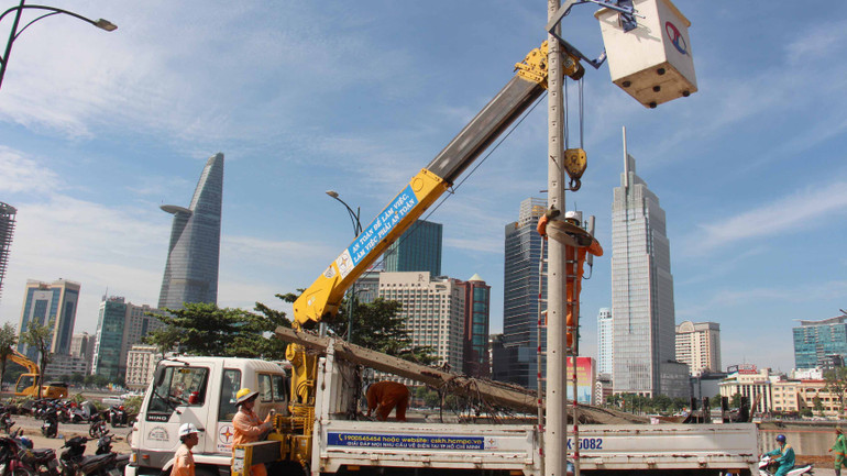 Trên công trường có hơn 100 công nhân đang tham gia thi công các hạng mục khác nhau.