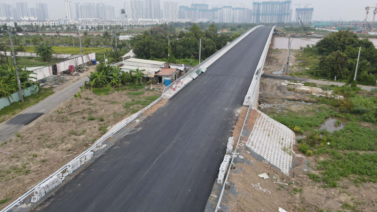 Cầu hiện tại chưa lắp hệ thống đèn chiếu sáng, thoát nước mặt cầu, vạch kẻ phân làn đường... Cầu hiện tại chưa lắp hệ thống đèn chiếu sáng, thoát nước mặt cầu, vạch kẻ phân làn đường...