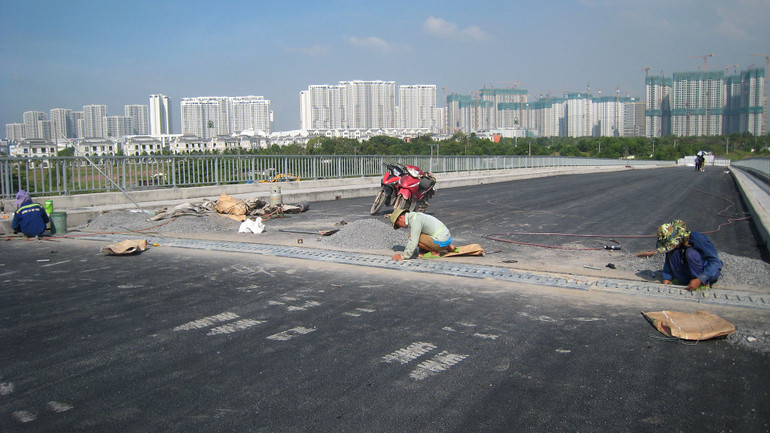 Công nhân đang thi công hạng mục khe co giãn, để hoàn tất những hạng mục cuối cùng. Công nhân đang thi công hạng mục khe co giãn, để hoàn tất những hạng mục cuối cùng.