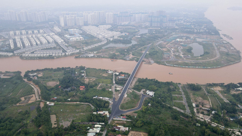 Đại diện Ban Quản lý dự án đầu tư xây dựng công trình khu vực thành phố Thủ Đức (chủ đầu tư) cho biết, hiện dự án đã đạt tiến độ 98%, dự kiến công trình hoàn thành và thông xe trong tháng 12/2023. Đơn vị thi công đang hoàn tất các phần việc như sơn phân làn bảo đảm giao thông, bảo đảm giao thông thủy, thoát nước mặt cầu và hệ thống chiếu sáng. Đại diện Ban Quản lý dự án đầu tư xây dựng công trình khu vực thành phố Thủ Đức (chủ đầu tư) cho biết, hiện dự án đã đạt tiến độ 98%, dự kiến công trình hoàn thành và thông xe trong tháng 12/2023. Đơn vị thi công đang hoàn tất các phần việc như sơn phân làn bảo đảm giao thông, bảo đảm giao thông thủy, thoát nước mặt cầu và hệ thống chiếu sáng.