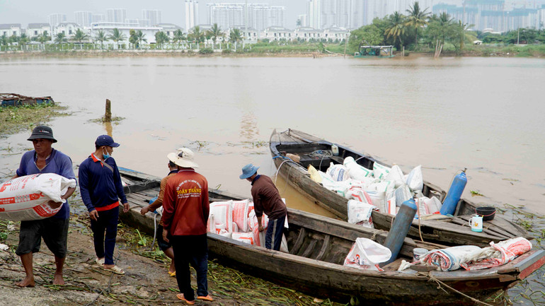 Nhiều người dân ở đây cho hay, trước khi có cầu Long Đại, để qua được 2 bên bờ sông, người dân phải đi đò, hoặc đi quãng đường dài khoảng 11km thông qua cầu Trường Phước. Nhiều người dân ở đây cho hay, trước khi có cầu Long Đại, để qua được 2 bên bờ sông, người dân phải đi đò, hoặc đi quãng đường dài khoảng 11km thông qua cầu Trường Phước.
