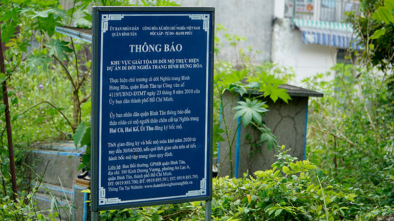 Việc di dời nghĩa trang Bình Hưng Hòa có chủ trương từ năm 2010, chia thành 3 giai đoạn, phần diện tích đất thu hồi hơn 40ha với khoảng 54.000 mộ bị ảnh hưởng, nhưng đến nay chưa hoàn thành. Việc di dời nghĩa trang Bình Hưng Hòa có chủ trương từ năm 2010, chia thành 3 giai đoạn, phần diện tích đất thu hồi hơn 40ha với khoảng 54.000 mộ bị ảnh hưởng, nhưng đến nay chưa hoàn thành.