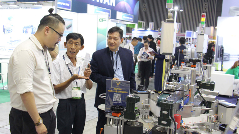 Triển lãm về công nghệ xử lý, chế biến và đóng gói bao bì tại Việt Nam thu hút đông đảo doanh nghiệp quốc tế và khách tham quan.