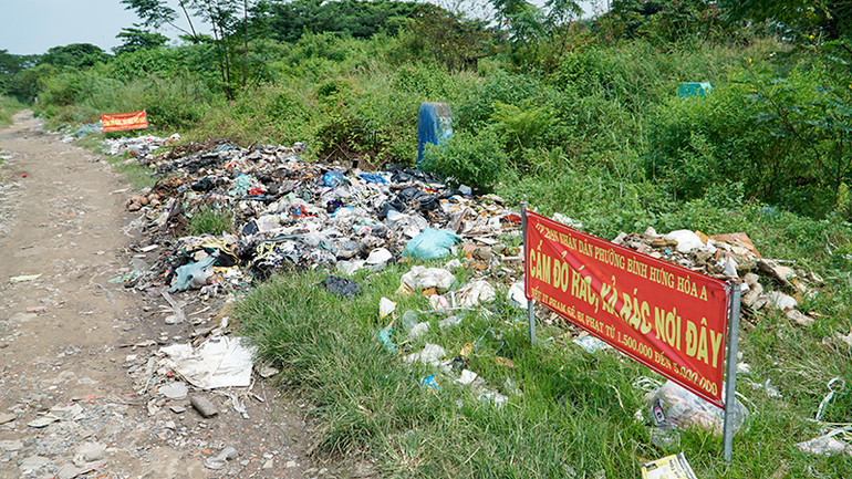 Không khó để nhìn thấy những bãi rác tự phát hai bên đường bên trong nghĩa trang, dù đã có biển báo cấm của chính quyền địa phương. Không khó để nhìn thấy những bãi rác tự phát hai bên đường bên trong nghĩa trang, dù đã có biển báo cấm của chính quyền địa phương.