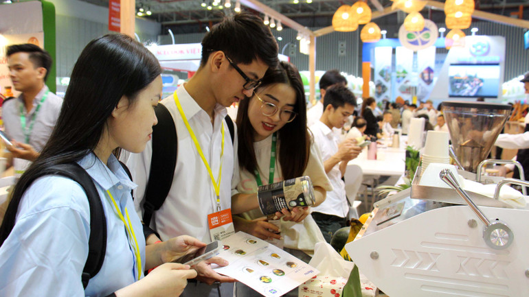 Khách tham quan, tìm hiểu sản phẩm hữu cơ tại gian hàng Biotrade trong sáng 22/11 Khách tham quan, tìm hiểu sản phẩm hữu cơ tại gian hàng Biotrade trong sáng 22/11