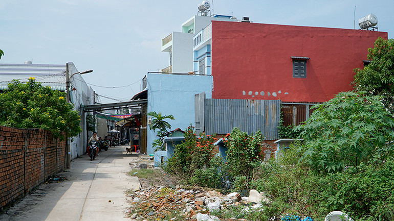 Cách đó không xa, xung quanh nghĩa trang vẫn có người dân sinh sống, một số căn nhà được xây dựng dù xung quanh là các ngôi mộ. Bên cạnh đó, gần giữa có nhiều ngôi nhà được cất tạm bợ, đã xuống cấp, lụp xụp. Cách đó không xa, xung quanh nghĩa trang vẫn có người dân sinh sống, một số căn nhà được xây dựng dù xung quanh là các ngôi mộ. Bên cạnh đó, gần giữa có nhiều ngôi nhà được cất tạm bợ, đã xuống cấp, lụp xụp.