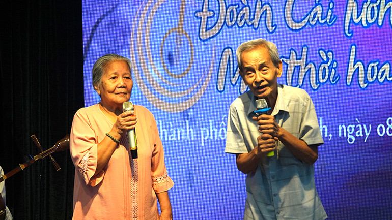Nghệ sĩ Ưu tú Lê Thiện và Đạo diễn Thanh Hạp biểu diễn một tiết mục trong buổi giao lưu.
