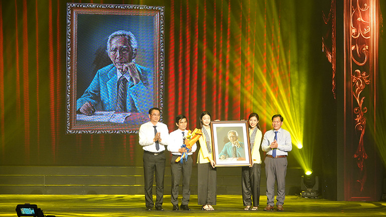 Họa sĩ Lê Sa Long tặng cho Khu lưu niệm cố soạn giả Nghệ sĩ Nhân dân Viễn Châu ở tỉnh Trà Vinh bức tranh chân dung Nghệ sĩ Nhân dân, soạn giả Viễn Châu.