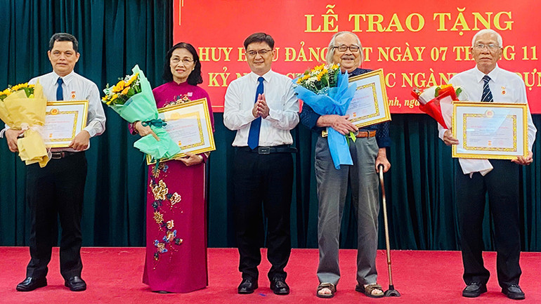 Đồng chí Nguyễn Mạnh Cường, Trưởng ban Dân vận Thành ủy Thành phố Hồ Chí Minh trao tặng Huy hiệu 45 năm tuổi Đảng và Huy hiệu 40 năm tuổi Đảng cho các đảng viên.