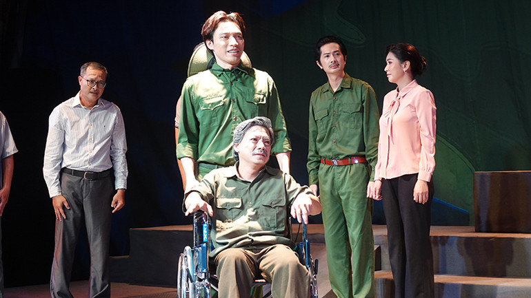 Vở Đồng chí (Hội Sân khấu Thành phố Hồ Chí Minh) đạt Huy chương Vàng Liên hoan Sân khấu Thành phố Hồ Chí Minh lần 1.