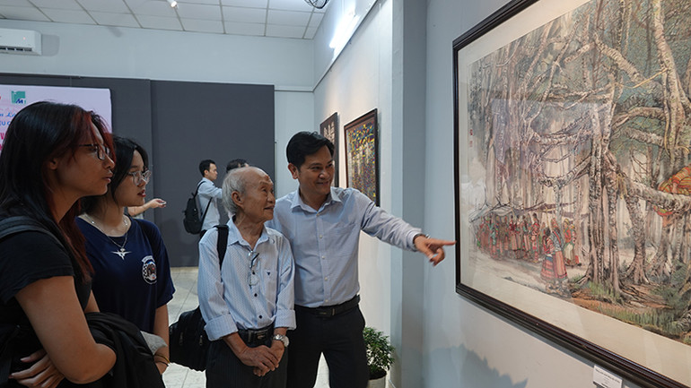 Các đại biểu, khán giả thưởng thức tác phẩm trưng bày tại triển lãm.