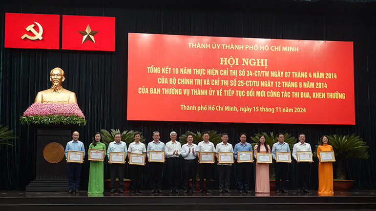 Trao Bằng khen của Ban Thường vụ Thành ủy cho các tập thể, cá nhân có thành tích xuất sắc trong công tác thi đua khen thưởng.