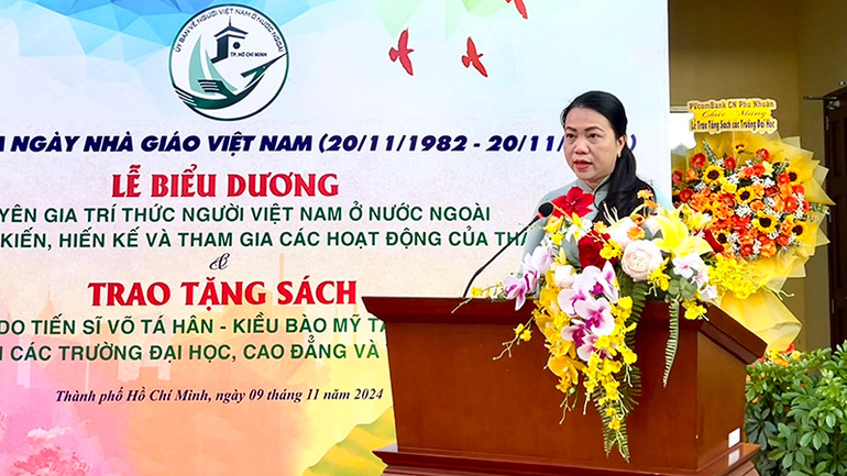 Bà Vũ Thị Huỳnh Mai, Chủ nhiệm Ủy ban về người Việt Nam ở nước ngoài TP Hồ Chí Minh, phát biểu tại buổi lễ.