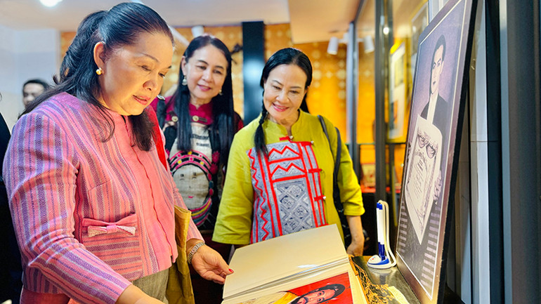 Đoàn khách Thái Lan tham quan phòng truyền thống của Nhà hát Cải lương Trần Hữu Trang. (Ảnh: Trung Sơn)