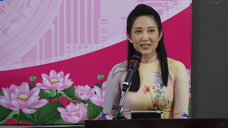 Nghệ sĩ Nhân dân Nguyễn Thị Thanh Thúy, Phó Giám đốc Sở Văn hóa và Thể thao phát biểu khai mạc triển lãm.