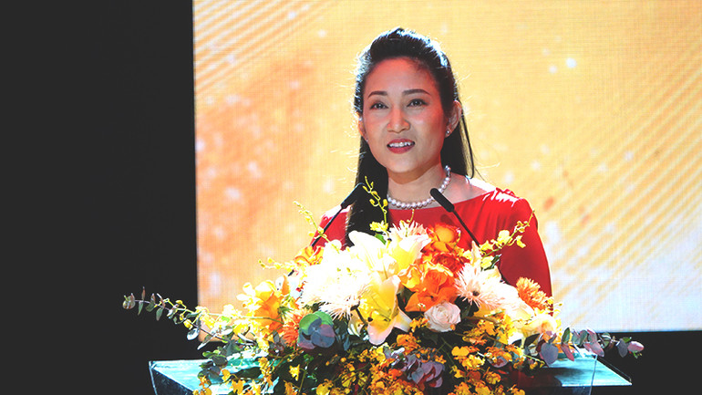 Nghệ sĩ Nhân dân Nguyễn Thị Thanh Thúy, Phó Giám đốc Sở Văn hóa và Thể thao Thành phố Hồ Chí Minh phát biểu tại lễ bế mạc.