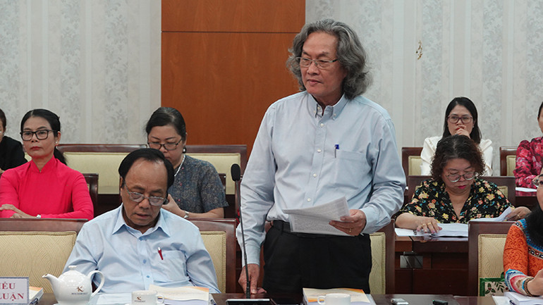 Giáo sư, Tiến sĩ, Nhà điêu khắc Nguyễn Xuân Tiên, Chủ tịch Hội Mỹ thuật Thành phố Hồ Chí Minh phát biểu tại buổi tọa đàm.