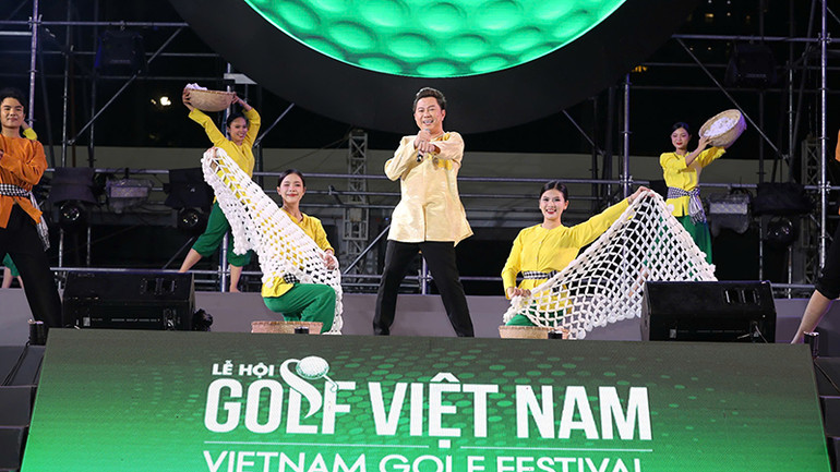 Ca sĩ Quốc Đại biểu diễn trong lễ khai mạc. (ảnh BTC). Ca sĩ Quốc Đại biểu diễn trong lễ khai mạc. (ảnh BTC).