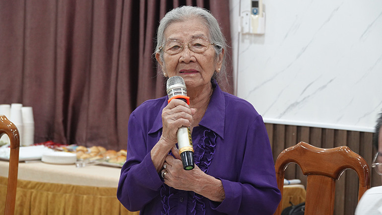 Nghệ sĩ Ưu tú Phi Điểu chia sẻ tại buổi tọa đàm, giao lưu.