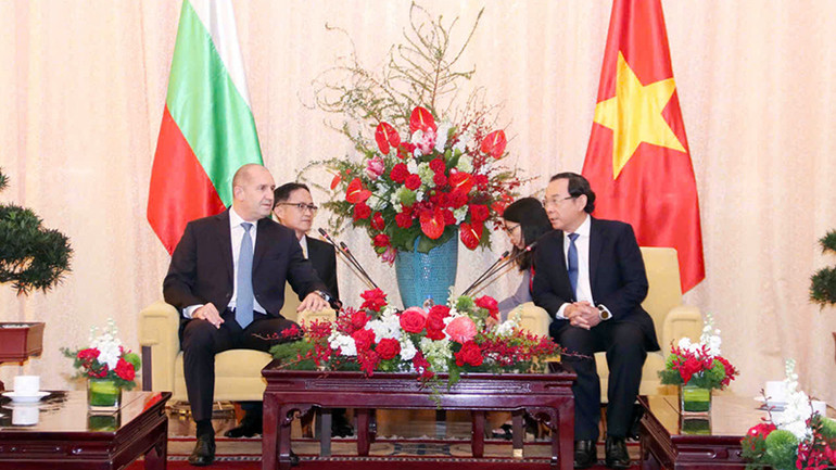 Đồng chí Nguyễn Văn Nên, Ủy viên Bộ Chính trị, Bí thư Thành ủy Thành phố Hồ Chí Minh (bên phải) hội kiến Tổng thống Cộng hòa Bulgaria Rumen Radev. (Ảnh: CTV)