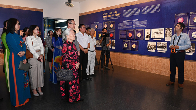 Các đại biểu tham quan trưng bày. (Ảnh: Quốc Thanh) Các đại biểu tham quan trưng bày. (Ảnh: Quốc Thanh)