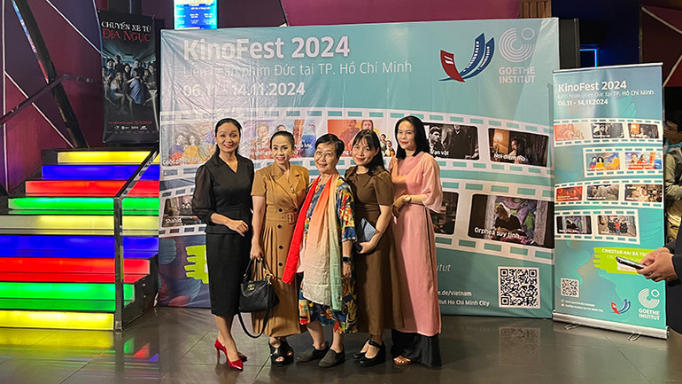 Các đại biểu, khán giả đến dự chương trình khai mạc Liên hoan phim Đức tại Thành phố Hồ Chí Minh. Các đại biểu, khán giả đến dự chương trình khai mạc Liên hoan phim Đức tại Thành phố Hồ Chí Minh.