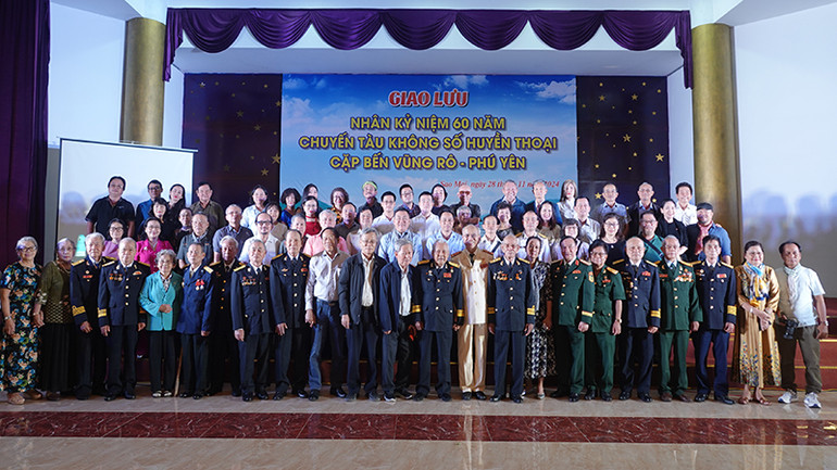 Văn nghệ sĩ Thành phố Hồ Chí Minh chụp ảnh lưu niệm với các nhân chứng lịch sử trong buổi giao lưu nhân kỷ niệm 60 năm tàu Không số huyền thoại cập bến Vũng Rô - Phú Yên.