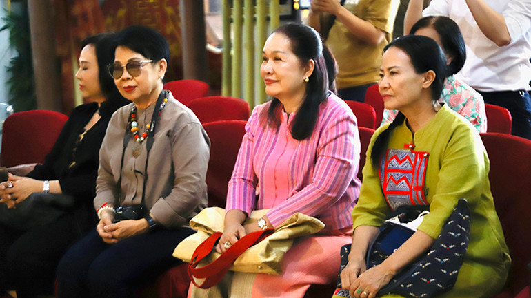 Các vị khách quốc tế thích thú trước các tiết mục biểu diễn của những nghệ sĩ tại Nhà hát Cải lương Trần Hữu Trang. (Ảnh: Trung Sơn)