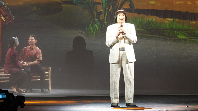 Nghệ sĩ Nhân dân Minh Vương trình bày bài ca cổ Giây phút ngậm ngùi của soạn giả Viễn Châu.