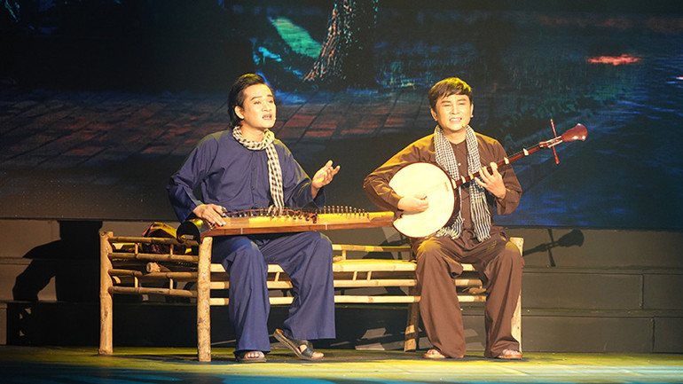 Nghệ sĩ Nguyễn Thanh Toàn, Nghệ sĩ Nhân dân Hữu Quốc trong hoạt cảnh dựng lại chân dung ông Huỳnh Trí Bá (soạn giả Viễn Châu).