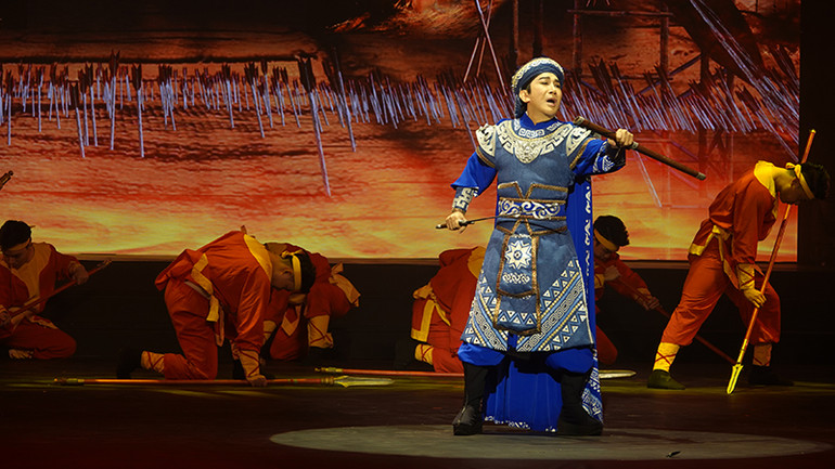 Nghệ sĩ Ưu tú Kim Tử Long trình bày bài vọng cổ Võ Đông Sơ của soạn giả Viễn Châu.