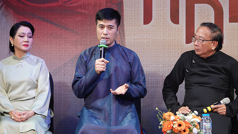 Nghệ sĩ Quang Thảo (áo xanh) chia sẻ về quá trình thực hiện kịch bản Dưới bóng giai nhân.