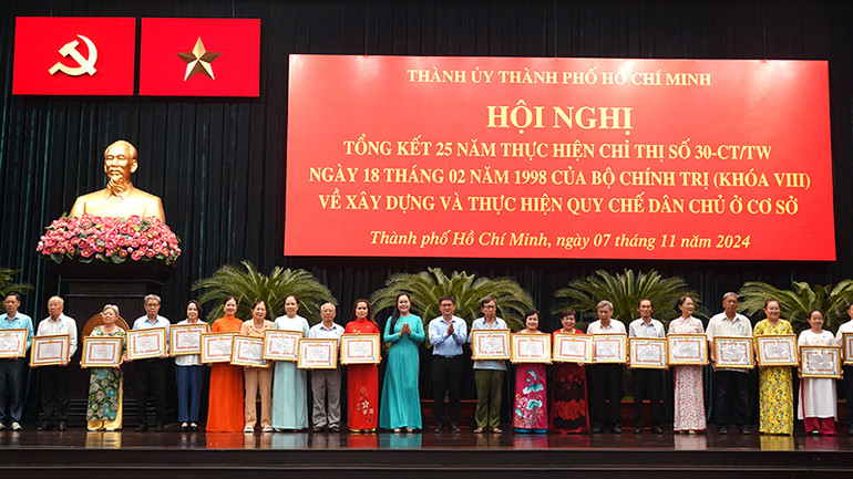 Khen thưởng cho các cá nhân có thành tích xuất sắc trong thực hiện quy chế dân chủ ở cơ sở thời gian qua. Khen thưởng cho các cá nhân có thành tích xuất sắc trong thực hiện quy chế dân chủ ở cơ sở thời gian qua.