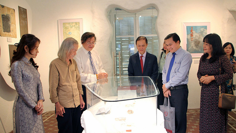 Các đại biểu tham quan Không gian nghệ thuật Lê Bá Đảng tại Bảo tàng Mỹ thuật Thành phố Hồ Chí Minh.