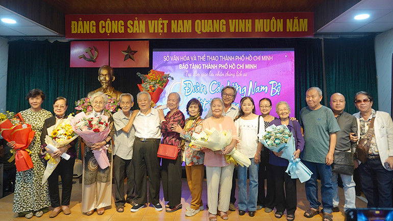 Ban tổ chức tặng hoa cho các khách mời.