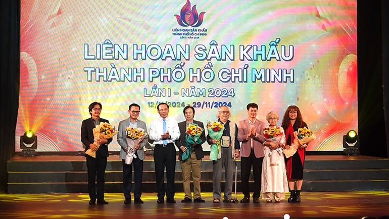 Đồng chí Nguyễn Văn Nên, Ủy viên Bộ Chính trị, Bí thư Thành ủy Thành phố Hồ Chí Minh và Cục trưởng Cục Nghệ thuật biểu diễn, Nghệ sĩ Nhân dân Nguyễn Xuân Bắc tặng hoa cho các thành viên Hội đồng giám khảo liên hoan.