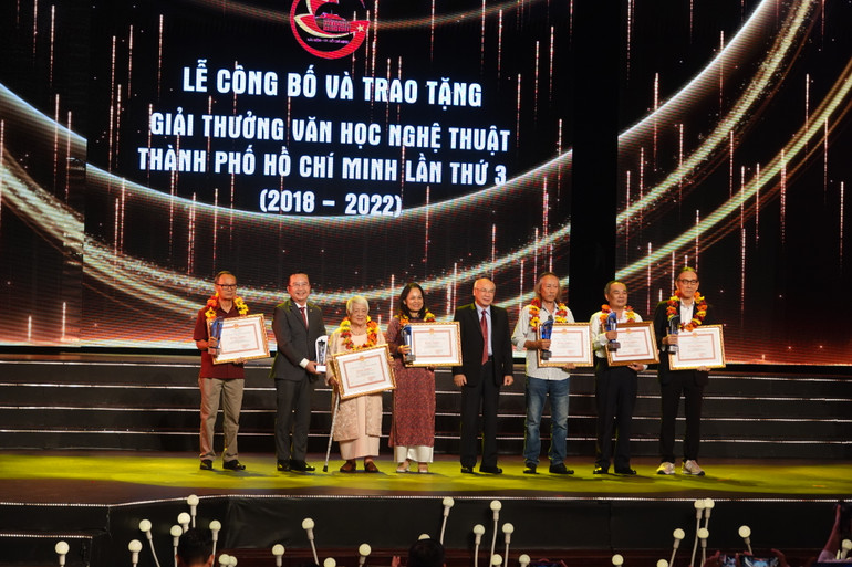 Trao giải cho các tác giả trên lĩnh vực Văn học. Trao giải cho các tác giả trên lĩnh vực Văn học.