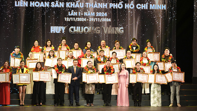 Trao huy chương Vàng cá nhân cho các diễn viên.