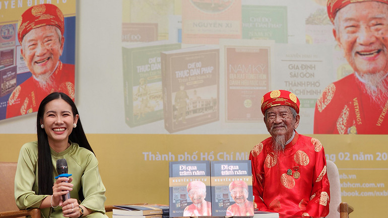 Nhà nghiên cứu Nguyễn Đình Tư trong buổi giao lưu ra mắt tự truyện "Đi qua trăm năm". Nhà nghiên cứu Nguyễn Đình Tư trong buổi giao lưu ra mắt tự truyện "Đi qua trăm năm".