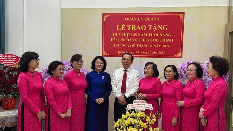 Đồng chí Nguyễn Văn Nên, Ủy viên Bộ Chính trị, Bí thư Thành ủy Thành phố Hồ Chí Minh trao đổi với đồng chí Đặng Thị Ngọc Thịnh và các đại biểu. (Ảnh CTV)