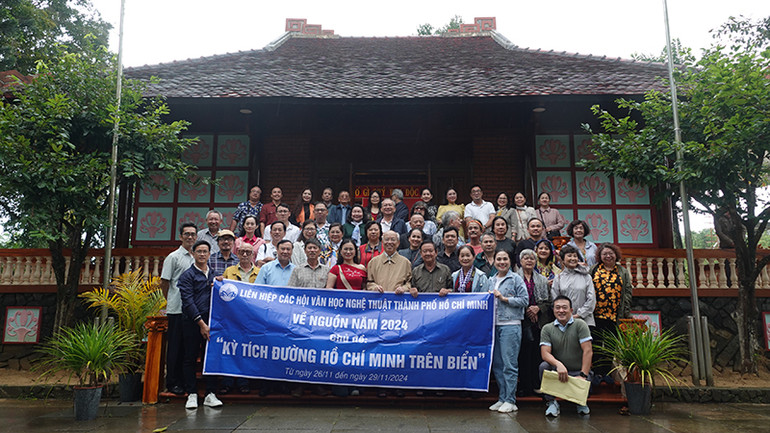 Đoàn văn nghệ sĩ thành phố tham quan Di tích lịch sử Nhà thờ Bác Hồ.