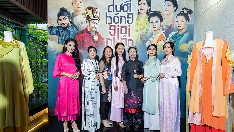 Các thế hệ giai nhân trong Dưới bóng giai nhân.