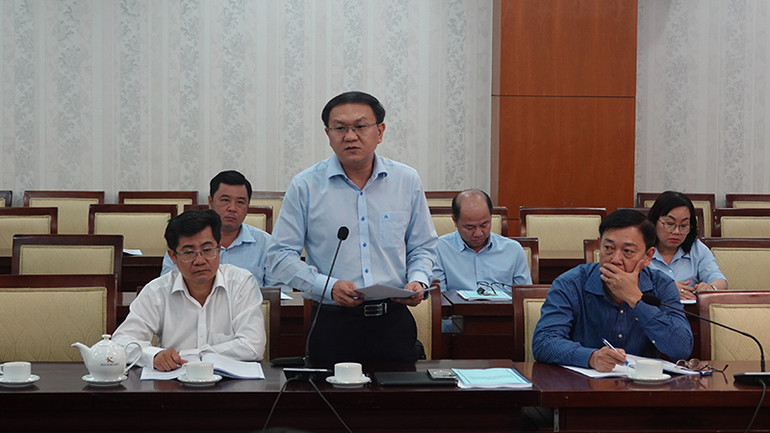 Giám đốc Sở Thông tin và Truyền thông thành phố Lâm Đình Thắng trình bày tham luận tại hội nghị.