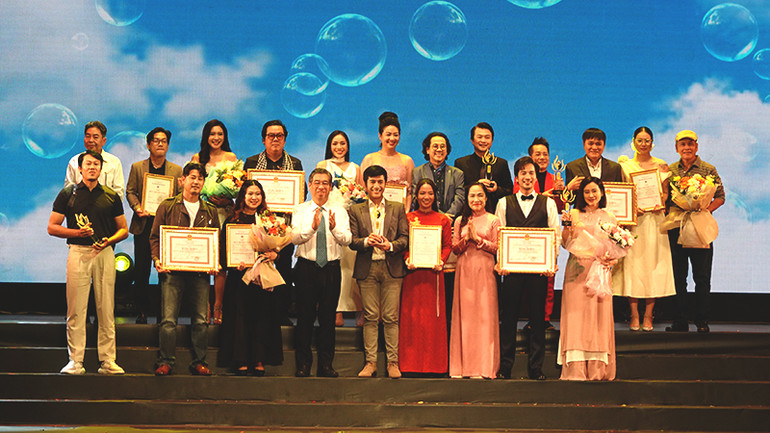 Trao Huy chương Vàng cho các vở diễn xuất sắc nhất liên hoan.