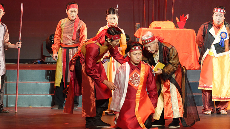 Biểu diễn trích đoạn vở kịch “Công lý như mặt trời” (Tác giả: Vương Huyền Cơ, Đạo diễn: Nguyễn Thành Chánh Trực) của Nhà hát Kịch Sân khấu nhỏ 5B tại buổi lễ khai mạc.