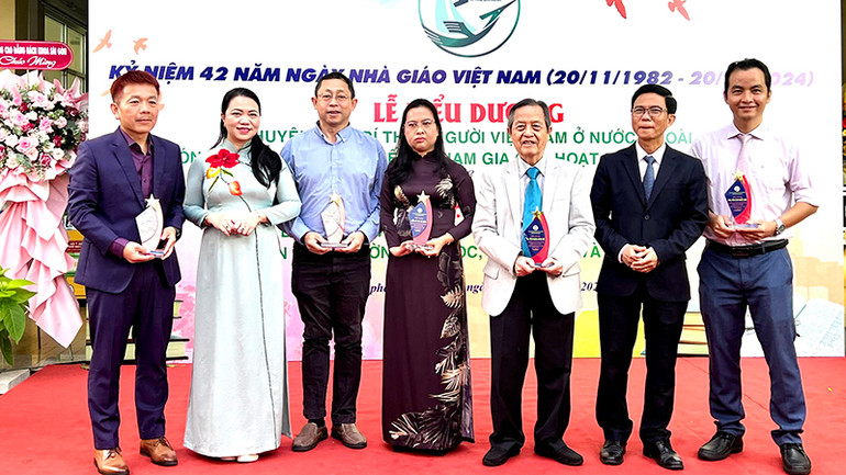 Trao biểu trưng vinh danh kiều bào tiêu biểu nhân ngày Nhà giáo Việt Nam 20/11.