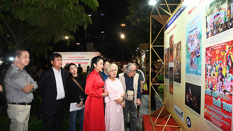 Triển lãm ảnh trong khuôn khổ Liên hoan Sân khấu Thành phố Hồ Chí Minh lần I. (Ảnh Quốc Thanh).